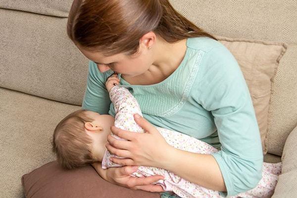 15 علت گریه نوزاد بعد از شیر خوردن
